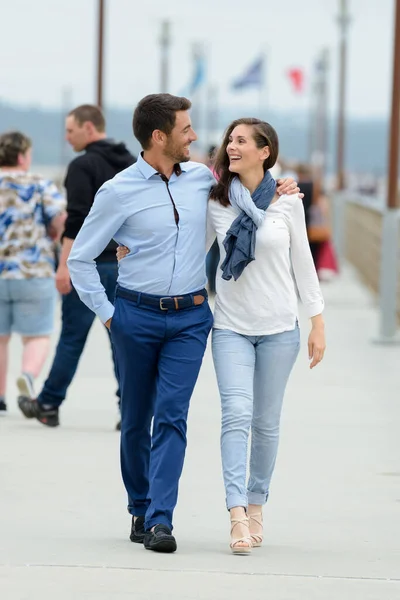 Pareja Caminando Muelle Orillas Del Mar Cuando Viaja —  Fotos de Stock