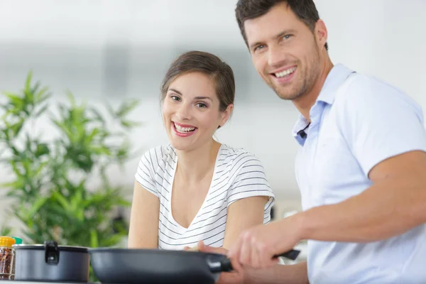 Porträt Eines Fröhlichen Paares Beim Gemeinsamen Kochen — Stockfoto