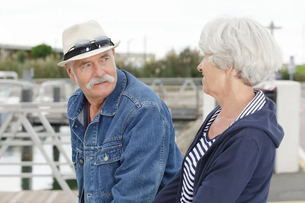 Pareja Ancianos Caminando Cerca Del Mar —  Fotos de Stock