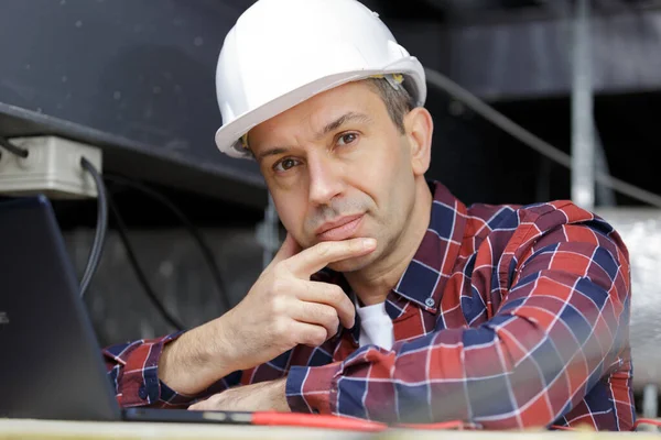 Homem Sério Construtor Chapéu Duro — Fotografia de Stock