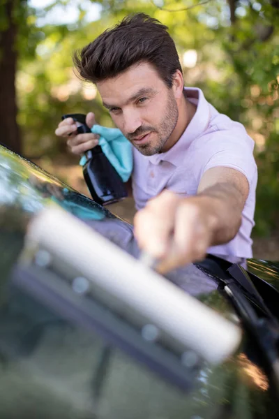 Gelukkig Man Schoonmaken Van Zijn Auto Venster — Stockfoto