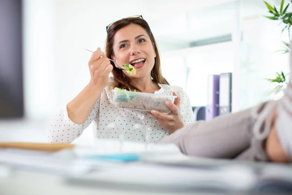 Vacker Affärskvinna Äter Hälsosam Lunch Sitt Kontor — Stockfoto