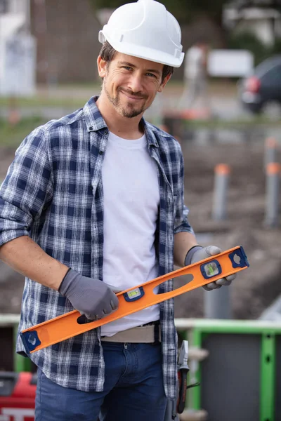 Glücklicher Mann Überprüft Holzstand Auf Baustelle — Stockfoto