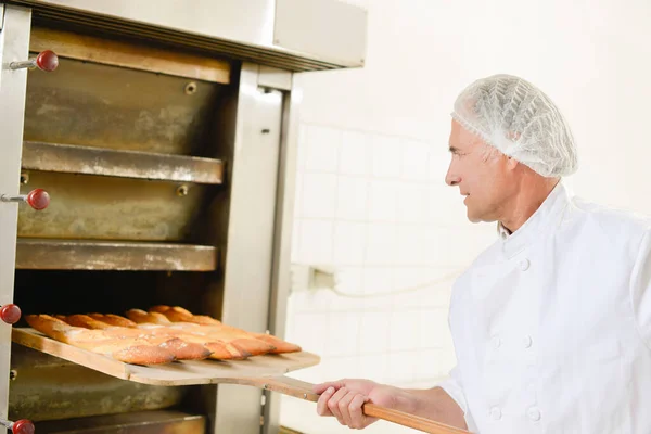 Het Brood Uit Oven Halen — Stockfoto