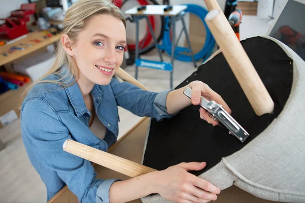 Glückliche Handwerkerin Der Werkstatt — Stockfoto