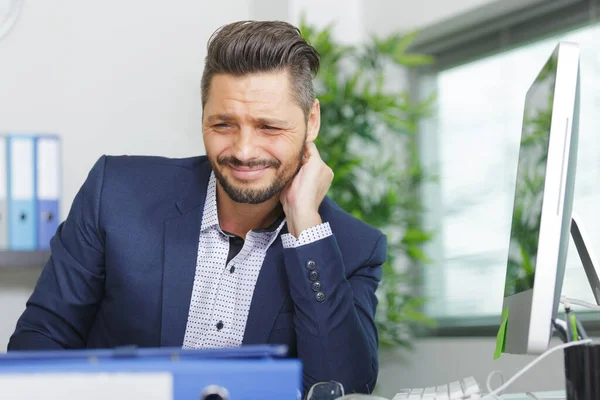 Biznesmen Siedział Przy Biurku Cierpiąc Ból Szyi — Zdjęcie stockowe