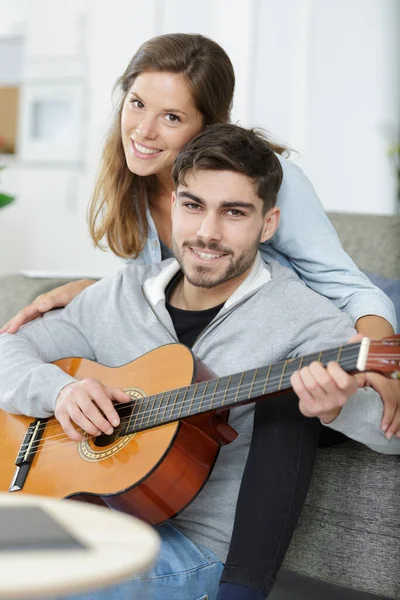 Romantique Jeune Homme Jouant Guitare Fille Bien Aimée — Photo