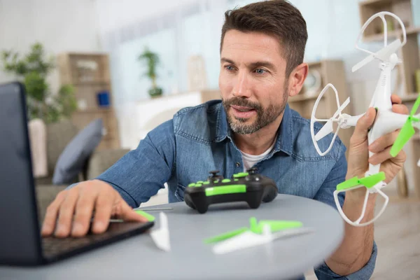 Elektricien Die Een Drone Zender Repareert — Stockfoto