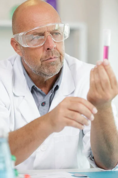 Cientista Olhando Para Tubo Ensaio — Fotografia de Stock