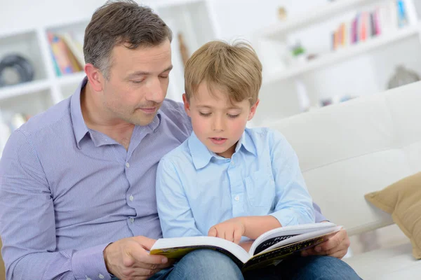 Vader Zijn Zoon Lezen Een Boek — Stockfoto