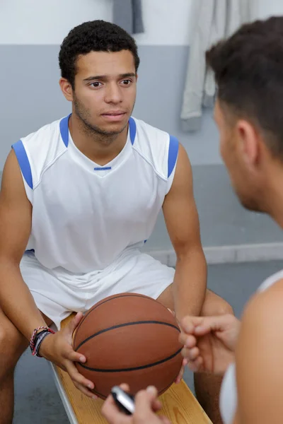 Jogador Basquete Masculino Praticando Com Treinador Masculino — Fotografia de Stock