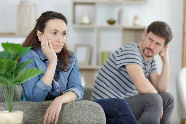 Pareja Infeliz Discutiendo Casa — Foto de Stock