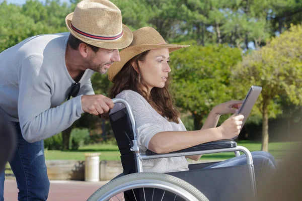 Mann Rollstuhl Und Freundin Urlaub — Stockfoto