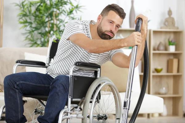 Uomo Disabile Con Aspirapolvere — Foto Stock