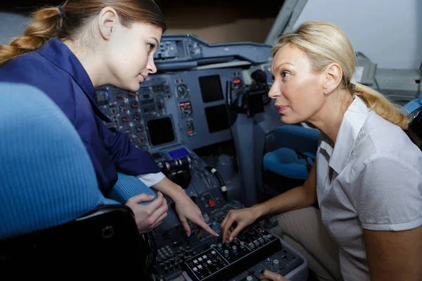 Ingenieurin Und Frau Luftfahrtkonzept — Stockfoto
