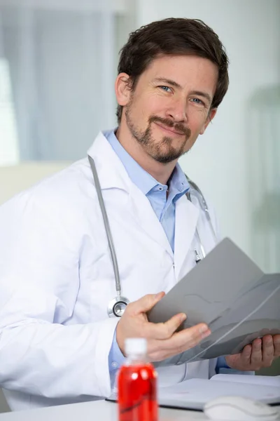 Pohledný Mužský Lékař Stojící Složkou — Stock fotografie