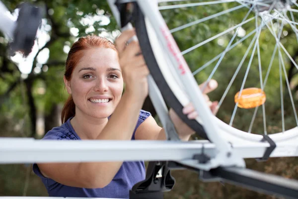 Maduro Ciclista Feminino Tomando Mountain Bike Rack Carro — Fotografia de Stock