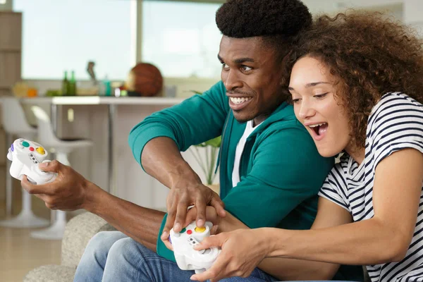 Junges Paar Spielt Videospiel — Stockfoto