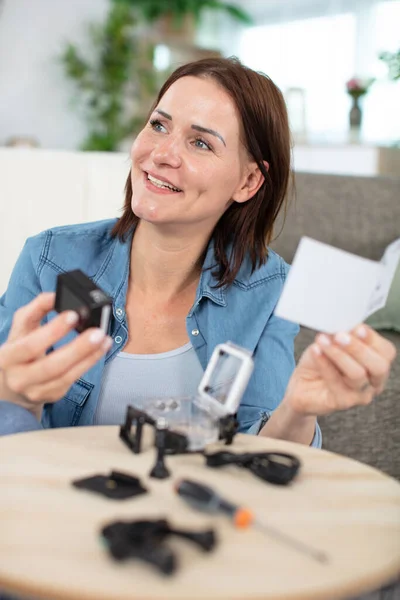 Donna Che Installa Telecamere Sorveglianza Cctv Casa — Foto Stock