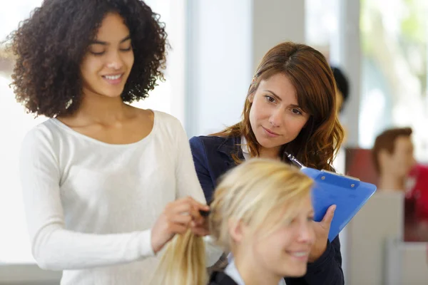 Lehrer Hilft Schülern Bei Ausbildung Zum Friseur — Stockfoto