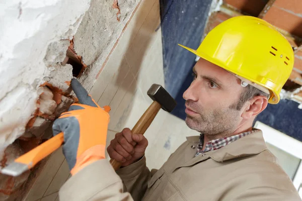 Mann Arbeitet Mit Hammer Und Meißel — Stockfoto