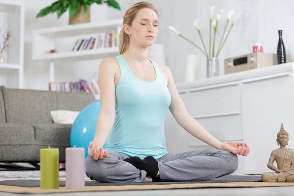 Frau Praktiziert Hause Yoga — Stockfoto