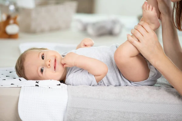 Mère Mettant Couche Sur Son Bébé Heureux Dans Pépinière — Photo