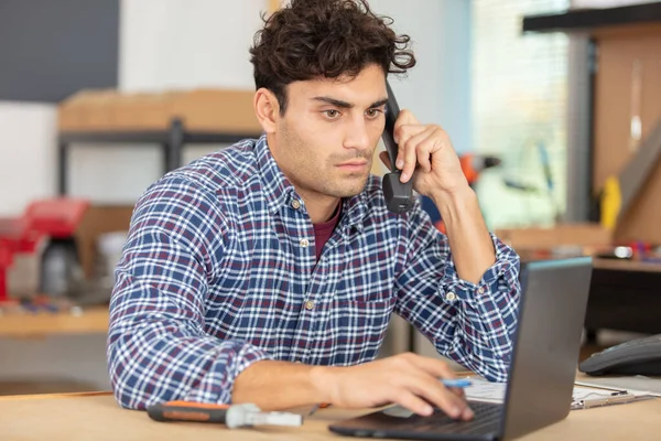 Young Handsome Carpenter Stands Table Laptop — Stock Photo, Image