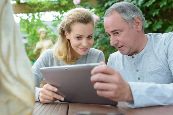 Casal Olhando Para Fotos Tablet — Fotografia de Stock