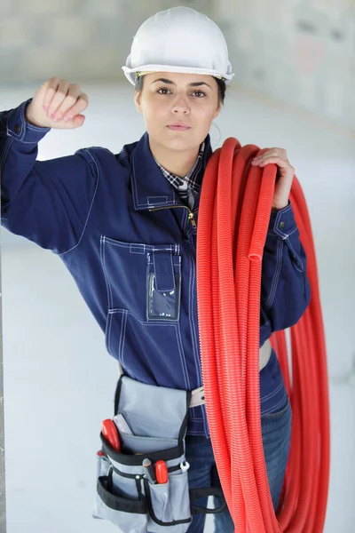 Klempnerinnen Halten Rolle Aus Rotem Rohr — Stockfoto