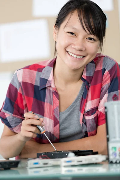 Giovane Donna Utilizzando Cacciavite Mentre Lavora Sul Componente Del Computer — Foto Stock