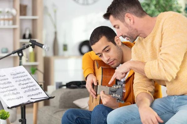 Professor Com Estudante Aprendendo Guitarra — Fotografia de Stock