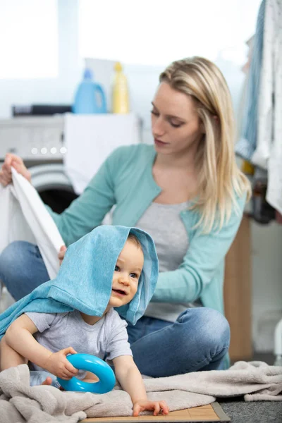 Retrato Joven Madre Haciendo Colada Casa — Foto de Stock