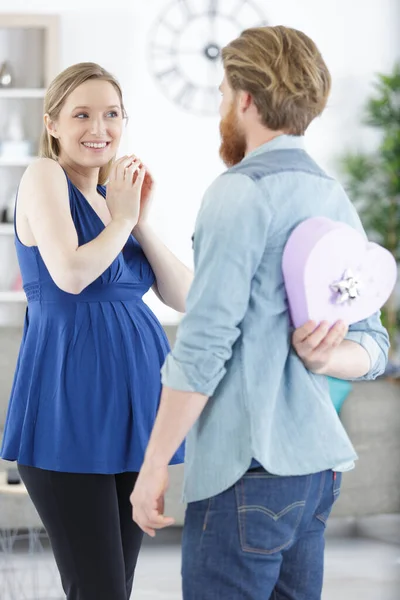 Omtänksam Man Gör Gåva Till Gravid Kvinna — Stockfoto