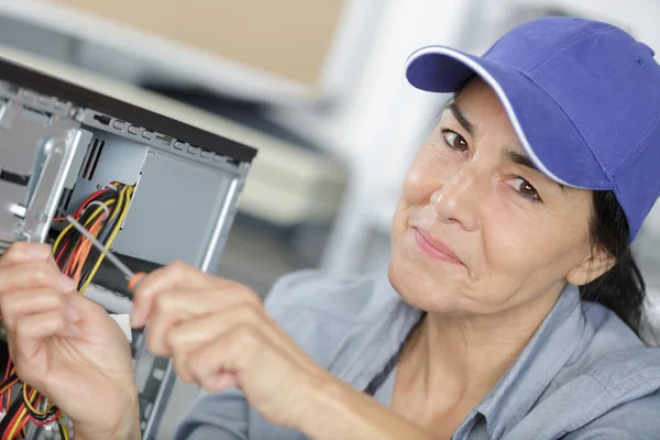 Mulher Que Fixa Computador Desktop — Fotografia de Stock