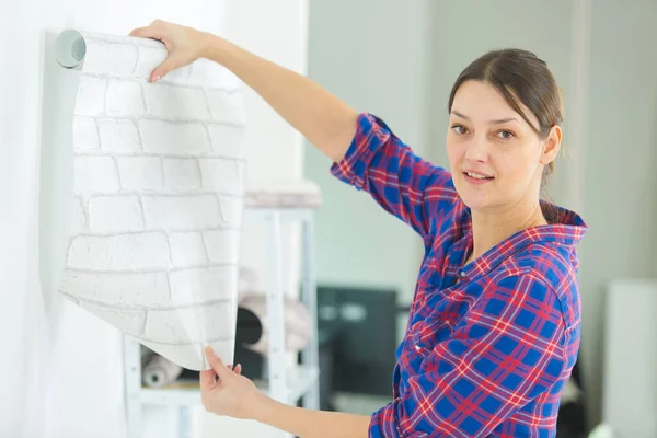 Mulher Com Papel Parede Reparar Nova Casa — Fotografia de Stock