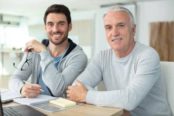 Senior Vader Met Volwassen Zoon Ontspannen Bank Thuis — Stockfoto