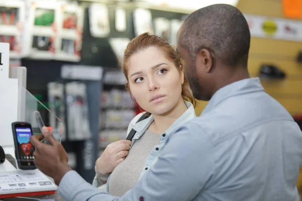 Grande Magazzino Venditore Assistere Cliente Con Acquisto Telefono — Foto Stock