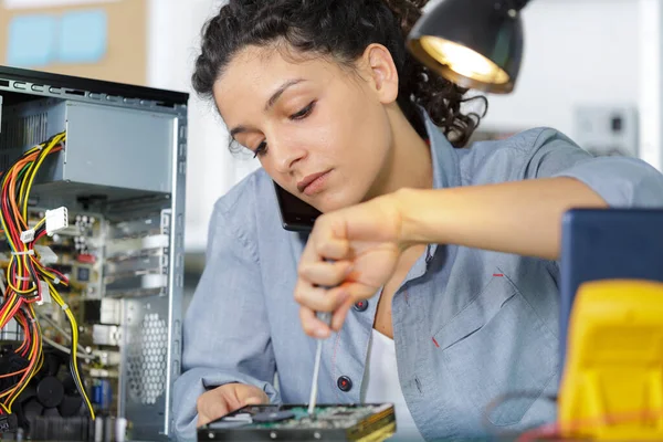 Vrouw Aan Telefoon Met Schroevendraaier Het Opzetten Van Een Computer — Stockfoto