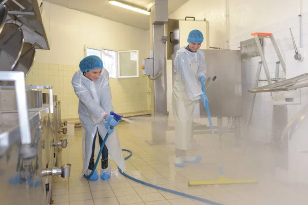 Chão Limpeza Trabalhador Fábrica Com Spray Água — Fotografia de Stock