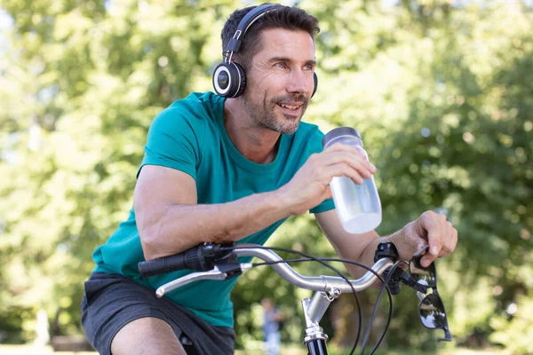 Male Cyclist Holding Bottle Water Wearing Headphone — Stock Photo, Image