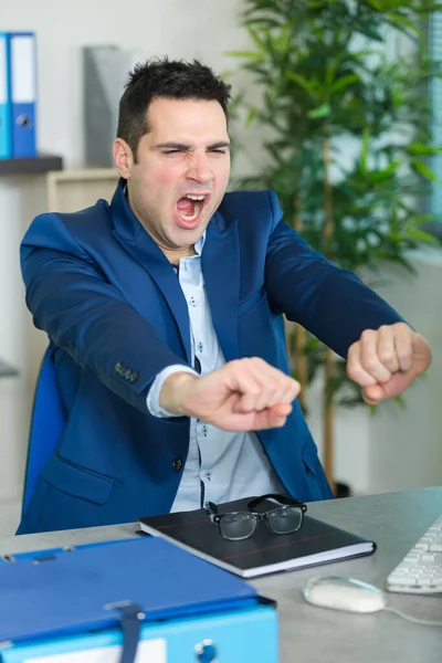 Hombre Bostezando Estirándose Oficina —  Fotos de Stock