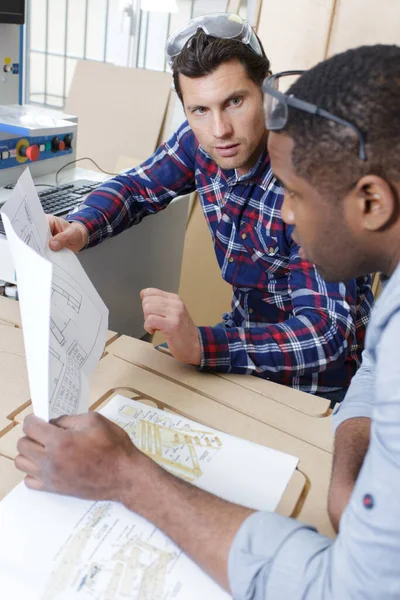 Student Snickarkurs Med Lärare Tittar Plan — Stockfoto