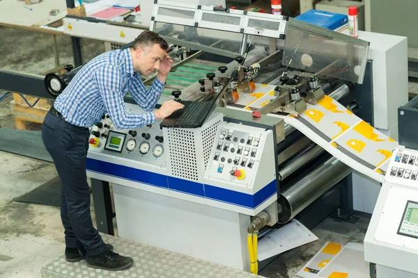 Trabalhando Uma Fábrica Impressão — Fotografia de Stock