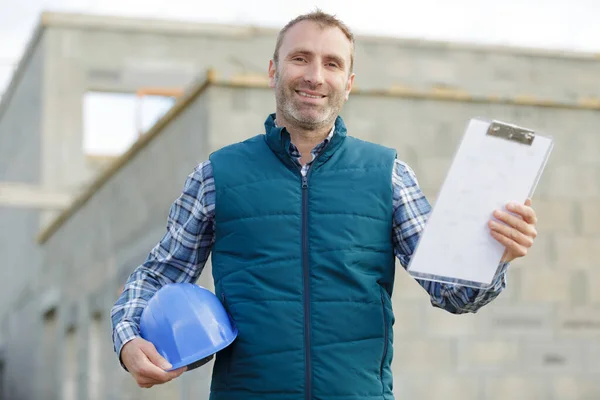 Portret Van Klusjesman Met Klembord — Stockfoto