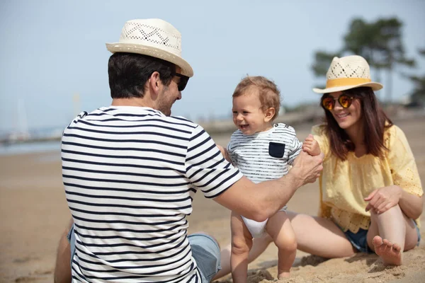 妇女和儿童在海滩上玩得开心 — 图库照片