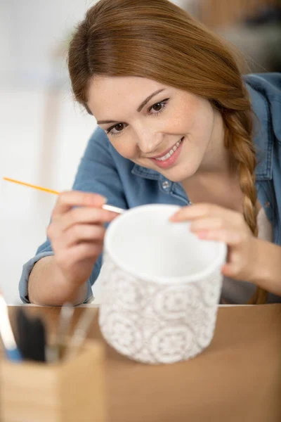 Szczęśliwa Piękna Kobieta Malując Ceramiczny Wazon — Zdjęcie stockowe