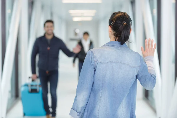 Happy Man Luggage Waving Her Girlfriend — Stock Photo, Image