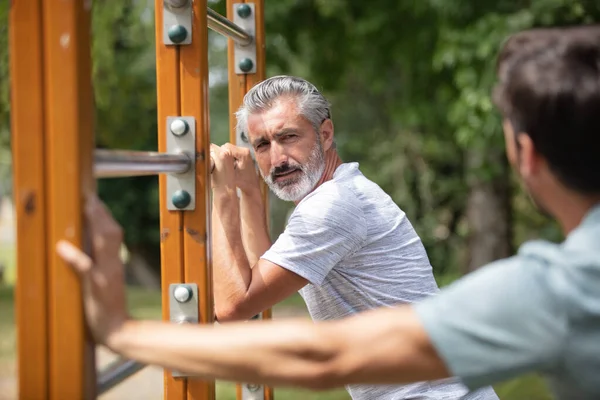 Hombres Maduros Estaban Por Escalar Bares Parque — Foto de Stock