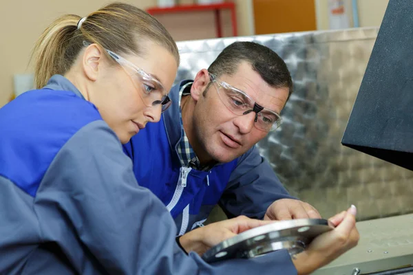 Engenheiros Fábrica Aço Olhando Para Peça Metal — Fotografia de Stock